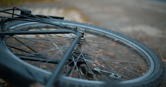 Aż 4 promile alkoholu miał w organizmie 61-letni rowerzysta zatrzymany przez  policjantów w Ciechanowie. Na numer alarmowy zadzwonił przypadkowy świadek, który poinformował o cykliście jadącym środkiem jezdni.


