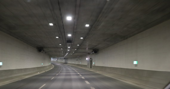 Dziś wieczorem ok. g. 22.00 rozpocznie się uszczelnienie przeciekających tuneli Trasy Łagiewnickiej w Krakowie. Żeby zminimalizować utrudnienia w ruchu, prace będą prowadzone nocami. Potrwają do początku kwietnia.

