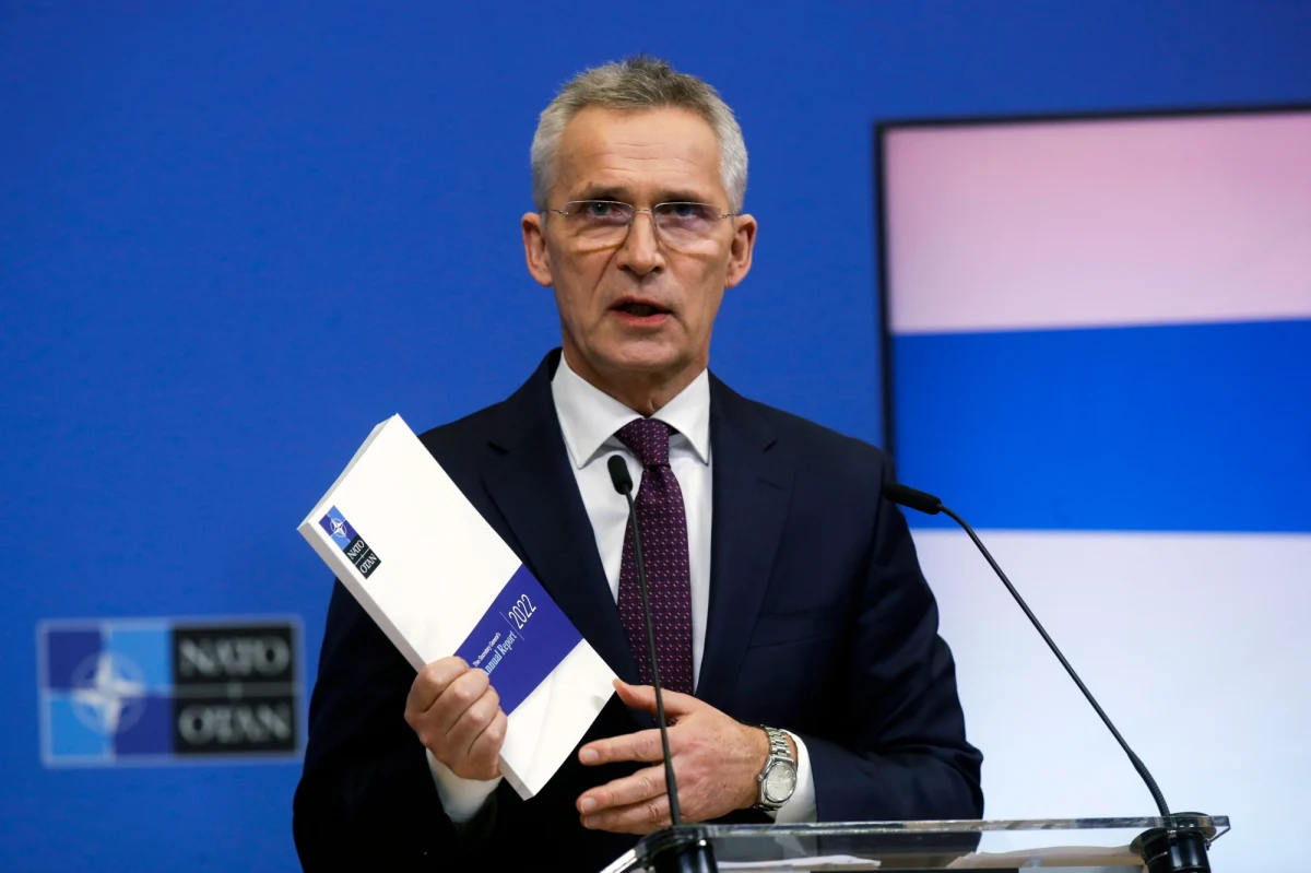 "Putin chce innej Europy. Traktuje demokrację i wolność jako zagrożenie. Dąży do kontrolowania swoich sąsiadów" - mówił sekretarz generalny NATO Jens Stoltenberg, przedstawiając sprawozdanie z głównych działań Sojuszu w 2022 roku. "Nawet gdyby wojna na Ukrainie skończyła się jutro, to sytuacja bezpieczeństwa już zmieniła się na długo" - ocenił.