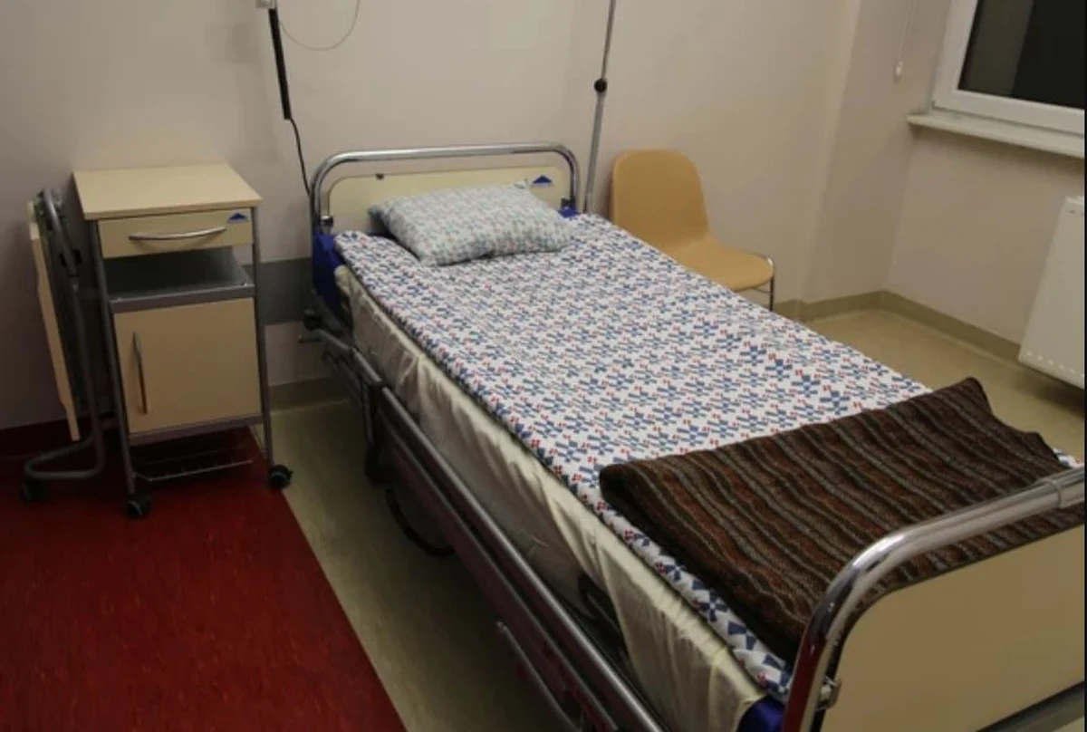 Szczecińska Prokuratura Okręgowa skierowała do sądu akt oskarżenia dotyczący śmiertelnego pobicia we Wrocławskim Ośrodku Pomocy Osobom Nietrzeźwym 25-letniego Ukraińca Dmytra Nikiforenki. Zarzuty przekroczenia uprawnień, pobicia i fizycznego znęcania się nad mężczyzną usłyszeli byli już funkcjonariusze policji i opiekunowie z ośrodka. Przed sądem staną też osoby, które próbowały tuszować okoliczności jego śmierci. 

