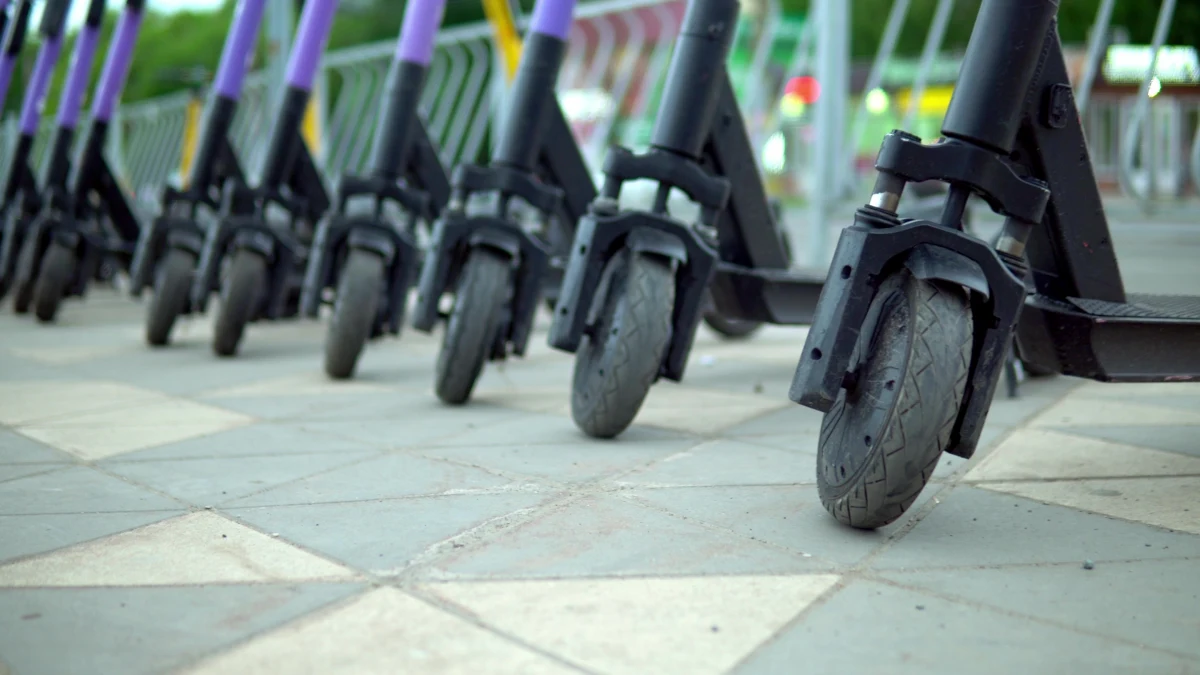 Zwiększyła się liczba hulajnóg elektrycznych dostępnych w Rzeszowie. Kiedyś w mieście działał tylko jeden operator, obecnie jednoślady oferuje do wypożyczenia kilka firm - podał Urząd Miasta. Dzięki temu miasto nie musi już dopłacać do wypożyczalni hulajnóg.