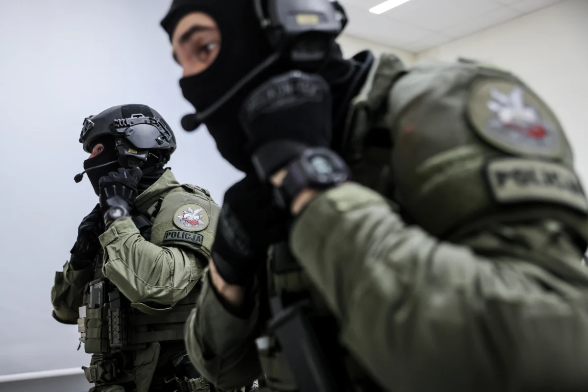 Naczelnik wydziału zwalczania aktów terroru Centralnego Biura Śledczego Policji został zawieszony. Wszczęto też wobec niego postępowanie dyscyplinarne. Jak dowiedział się reporter RMF FM, był jednym z policjantów, którzy usłyszeli zarzuty wraz z byłym wiceszefem CBŚP Rafałem D.