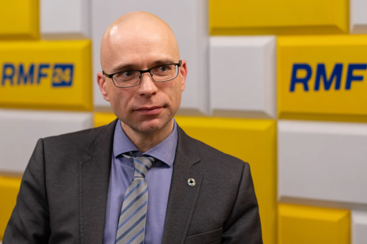 „Im bardziej Stany Zjednoczone naciskają na Chiny technologicznie i ekonomicznie, tym bardziej Chiny potrzebują Rosji jako partnera w wielobiegunowym świecie. Potrzebują jej wspierającego głosu przede wszystkim w Radzie Bezpieczeństwa ONZ. Potrzebują Rosji do ochrony wielobiegunowego świata” – mówił prof. Marcin Jacoby, kierownik Zakładu Studiów Azjatyckich Uniwersytetu SWPS w Popołudniowej rozmowie RMF FM pytany o to, czy to Stany Zjednoczone popychają Chiny w ramiona Rosji.