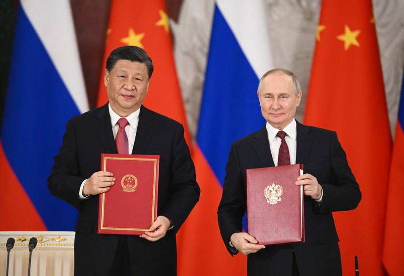 Wygląda na to, że Władimir Putin i Chin Xi Jinping żyją w alternatywnej rzeczywistości, bo chociaż oba kraje mierzą się aktualnie z coraz poważniejszymi sankcjami i nie są w stanie produkować konkurencyjnych na rynku globalnym rozwiązań technologicznych, ogłosiły plan zostania światowymi liderami w dziedzinie IT, cyberbezpieczeństwa i sztucznej inteligencji.