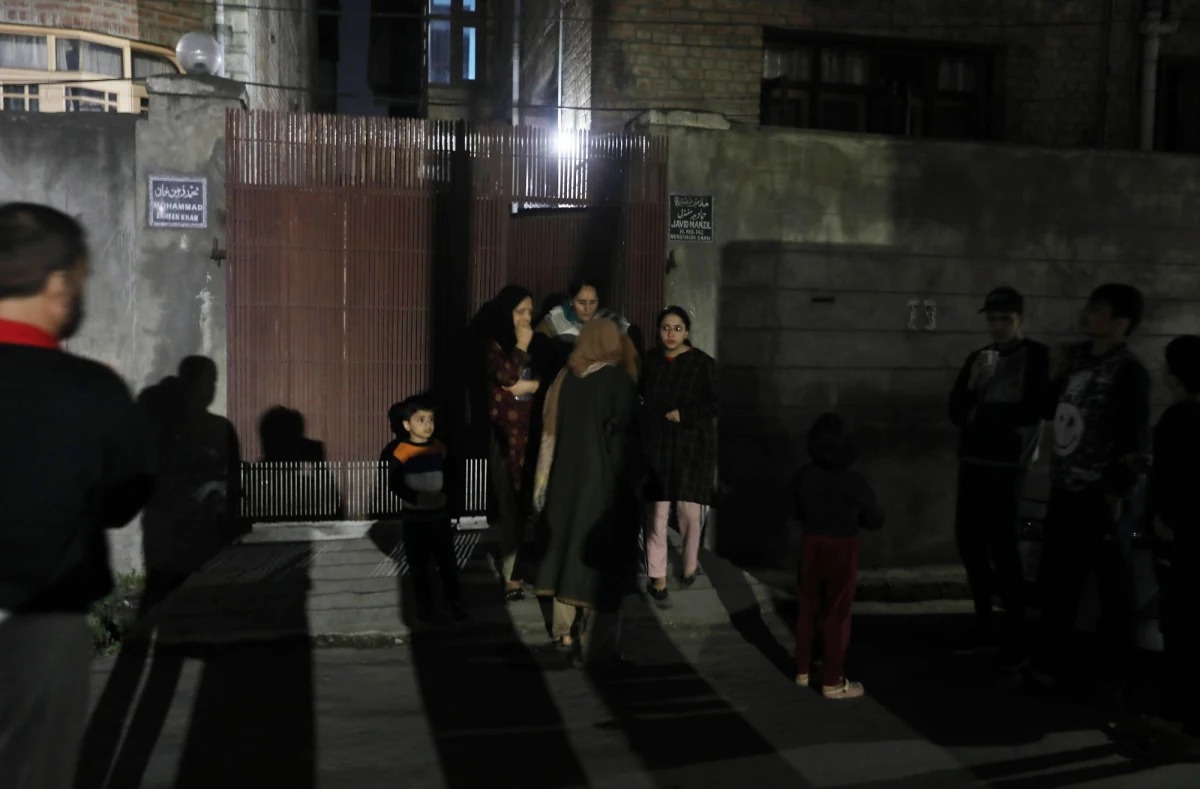 W Pakistanie, Indiach, Uzbekistanie, Tadżykistanie, Kazachstanie, Kirgistanie, Afganistanie i Turkmenistanie. doszło do silnego trzęsienia ziemi. Magnituda wstrząsów, w zależności od miejsca, wyniosła od 4,5 do 7,7. Najsilniejsze wstrząsy odczuli mieszkańcy Islamabadu. Dziesiątki osób zostały ranne, pojawiają się również doniesienia o ofiarach śmiertelnych.