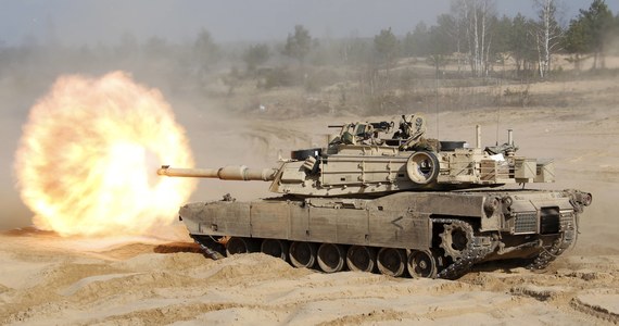 Dostawy czołgów Abrams na Ukrainę będą przyspieszone - poinformowała agencja Associated Press. Zamiast produkować nowe maszyny, co mogłoby zająć od roku do dwóch lat, Stany Zjednoczone zdecydowały się przekazać siłom ukraińskim starsze czołgi, które są już w posiadaniu armii amerykańskiej.