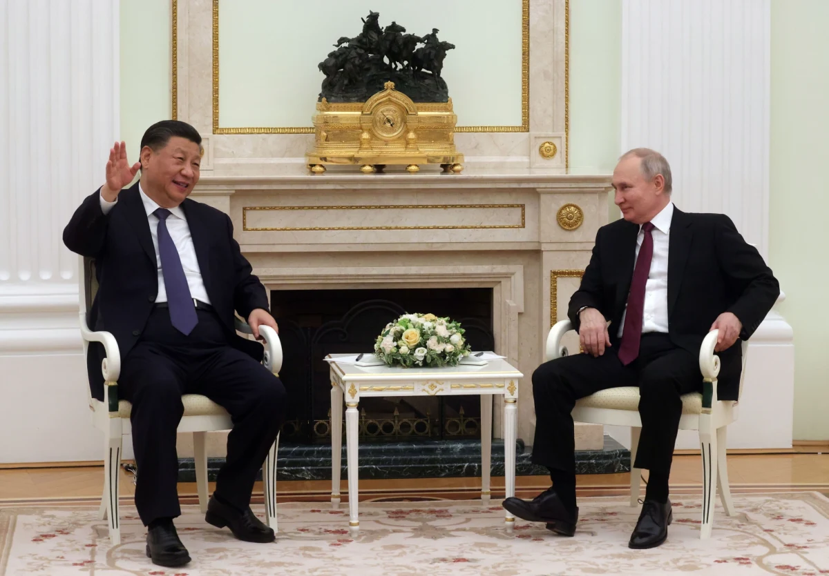 Xi Jinping był o wiele bardziej zrelaksowany niż Władimir Putin - tak ekspertki od mowy ciała oceniają nagranie ze spotkania przywódcy Chin i prezydenta Rosji.