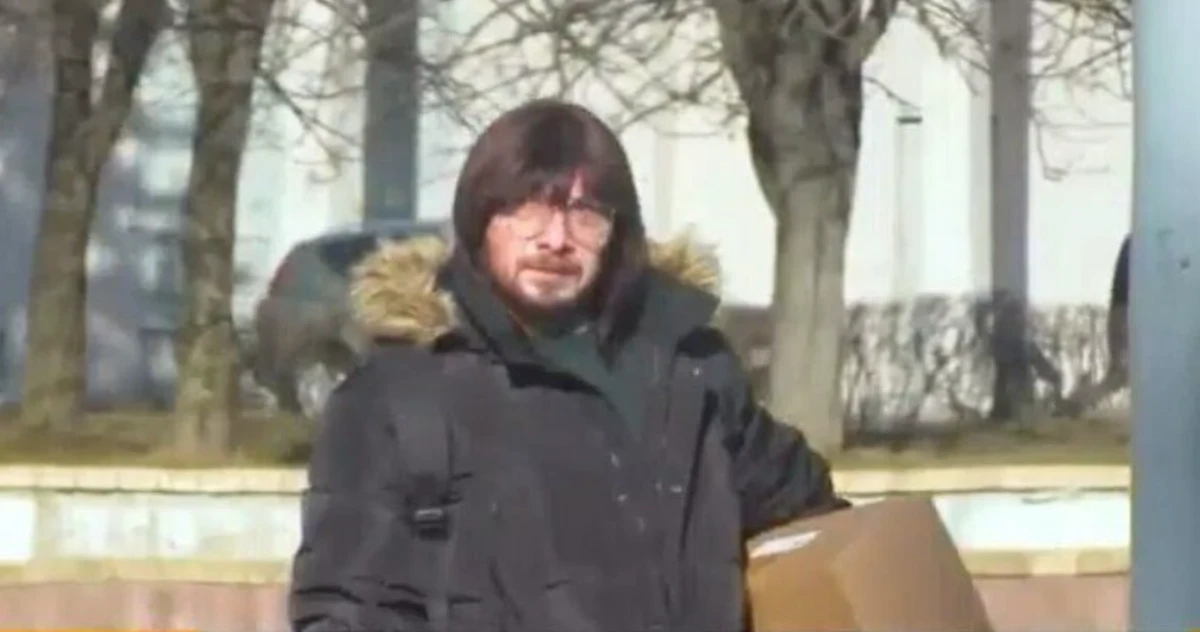 ​Cudzoziemiec, który został zastrzelony przez KGB w Grodnie, miał przyjechać na Białoruś z Polski. Służby nie znają jego tożsamości. Mężczyzna miał poruszać się w peruce oraz makijażu. Opozycyjne ugrupowanie podtrzymują, że cała sprawa wygląda na prowokację reżimowych służb, a "terrorysta" to tak naprawdę agent KGB.