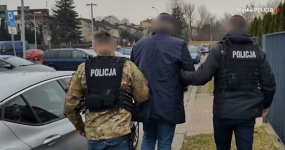 Policjanci zatrzymali naczelnika wydziału jednego z urzędów w Kłobucku (woj. śląskie). Urzędnik tak ustawiał przetargi, aby realizacja różnych przedsięwzięć trafiała do „zaprzyjaźnionych” przedsiębiorców. W ten sposób od 2021 do 2022 roku zlecono im prace za ok. 400 tys. zł.