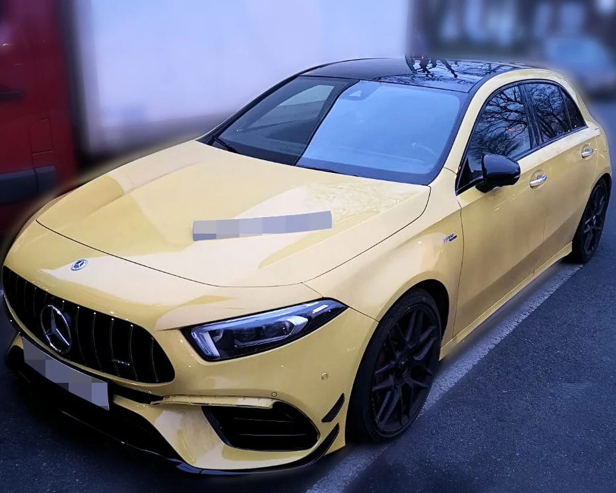 Trzy luksusowe mercedesy o łącznej wartości około 750 tys. zł, skradzione na szkodę firmy leasingowej, odzyskała francuska policja dzięki informacjom od śledczych Bieszczadzkiego Oddziału Straży Granicznej. Dwa spośród odzyskanych aut zostały skradzione tydzień temu.