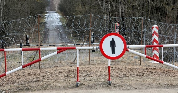 Mężczyzna, którego zwłoki znalezione zostały w pobliżu granicy z Białorusią, na trudnodostępnym terenie w Puszczy Białowieskiej, to najprawdopodobniej 27-letni obywatel Afganistanu. W jego rzeczach znaleziono paszport. Zwłoki trafiły do zakładu medycyny sądowej.