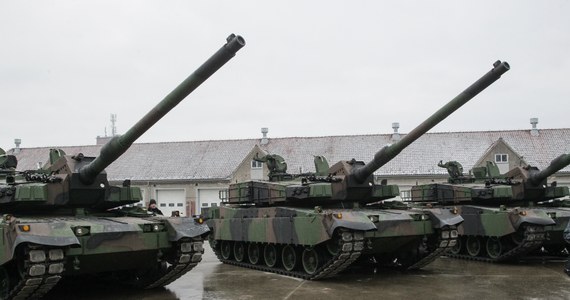 Minister obrony narodowej Mariusz Błaszczak poinformował, że do portu w Gdyni przypłynął statek, który dostarczył do Polski kolejne egzemplarze południowokoreańskich czołgów K2 i armatohaubic samobieżnych K9.