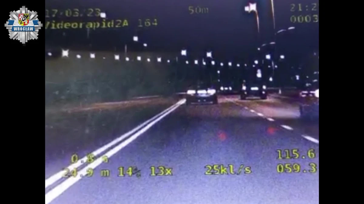 116 km/h - z taką prędkością kierowca bmw jechał nocą przez Wrocław. 43-latek swój przejazd relacjonował na żywo w Internecie. Film obejrzeli także policjanci i jak twierdzą w rozmowie z nimi mężczyzna nie opowiadał już o swoich wyczynach tak chętnie.

