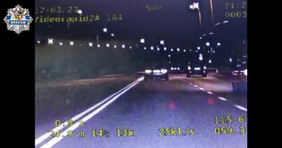 116 km/h - z taką prędkością kierowca bmw jechał nocą przez Wrocław. 43-latek swój przejazd relacjonował na żywo w Internecie. Film obejrzeli także policjanci i jak twierdzą w rozmowie z nimi mężczyzna nie opowiadał już o swoich wyczynach tak chętnie.

