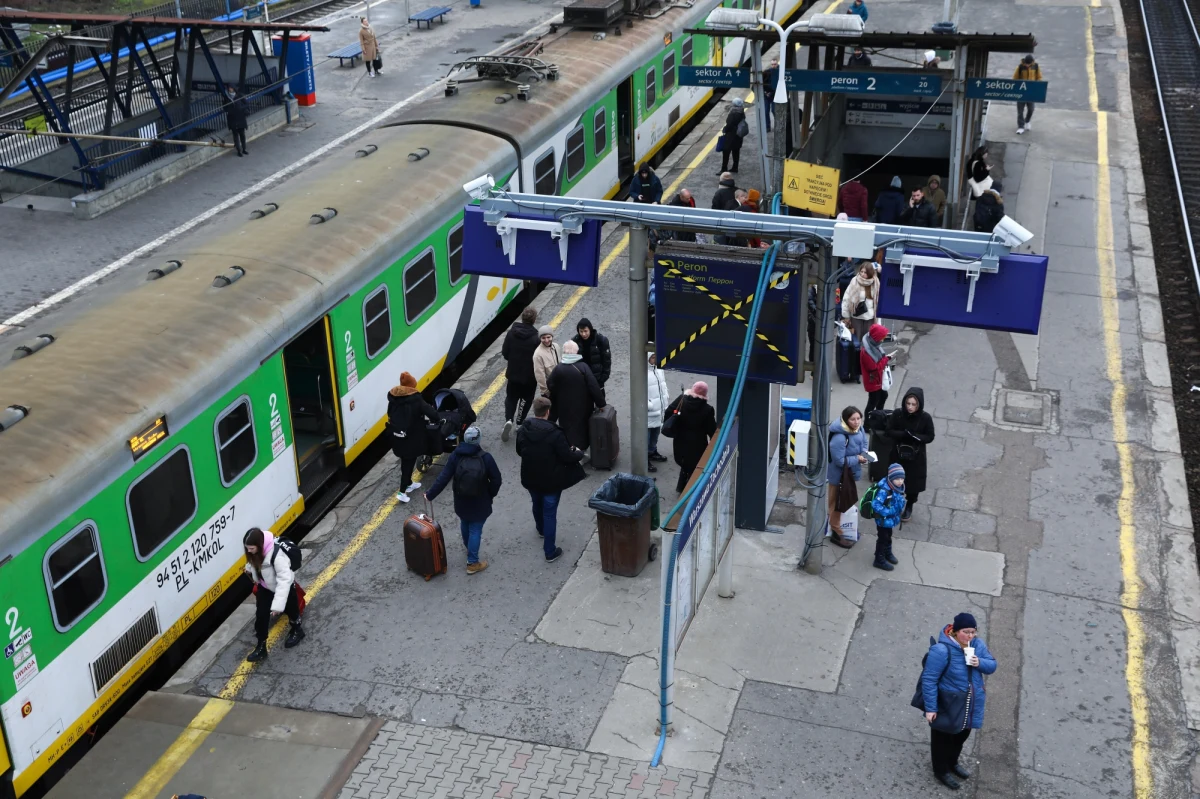 ​Rozkłady jazdy są źle ułożone i stąd biorą się problemy na Warszawskim Węźle Kolejowym - mówi w rozmowie z RMF FM przewodniczący Związku Zawodowego Dyżurnych Ruchu Kolejowego. Już czwarty pociąg, w ciągu półtora tygodnia, został skierowany na niewłaściwy tor. Tym razem to PKP Intercity relacji Warszawa - Wrocław.