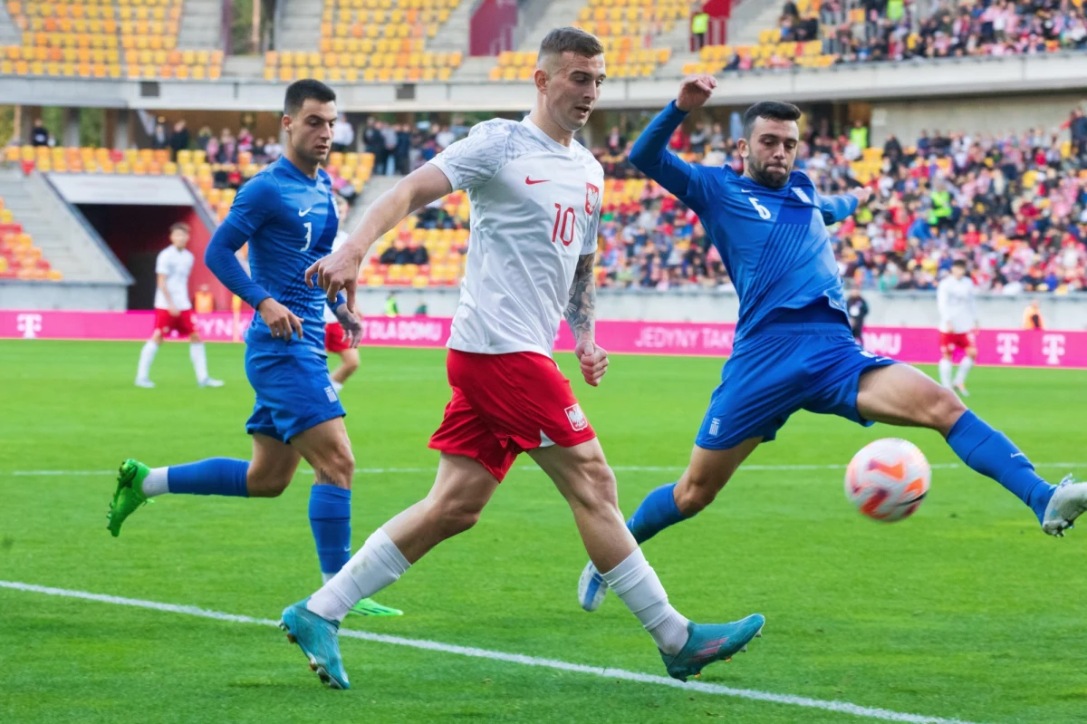 Nie widać końca problemów selekcjonera Fernando Santosa. Zgrupowanie reprezentacji opuszcza kolejny piłkarz. Z powodu kontuzji w meczach z Czechami i Albanią w eliminacjach mistrzostw Europy 2024 nie będzie mógł zagrać Kacper Kozłowski z Vitesse Arnhem. Wcześniej urazy wykluczyły Bartosza Bereszyńskiego i Kamila Piątkowskiego.