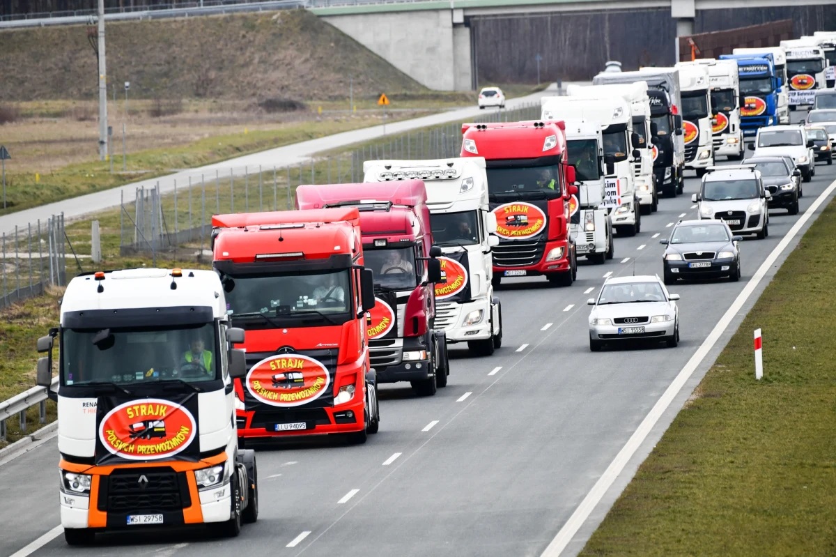 Protest właścicieli firm transportowych. Przed godz. 11 kolumna złożona z ok. 300 ciężarówek ruszyła drogą ekspresową S2 z węzła Ostrów-Kania w stronę Warszawy. Utrudnienia były także na S8 i drodze krajowej nr 50. Protestujący domagają się między innymi zakazu wjazdu do Polski naczep z Białorusi i z Rosji. Z powodu protestu przewoźników kierowcy jadący trasą S8 na odcinku około 10 kilometrów musieli przez wiele godzin liczyć z utrudnieniami - poinformowała GDDKiA.