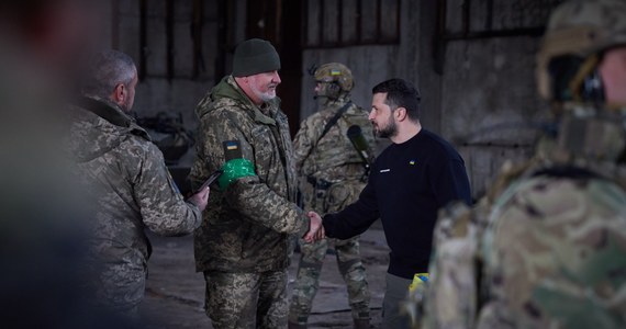 ​Prezydent Ukrainy Wołodymyr Zełenski odwiedził wojska ukraińskie w pobliżu Bachmutu w obwodzie donieckim, o które toczą się obecnie najcięższe i najkrwawsze walki na całym froncie. Ukraiński przywódca nagrodził żołnierzy medalami.