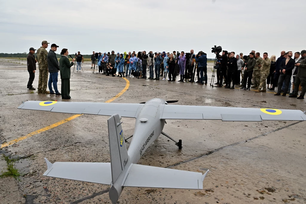 Ukraiński dron UJ-22 prezentowany dziennikarzom. Sierpień 2022 r. 