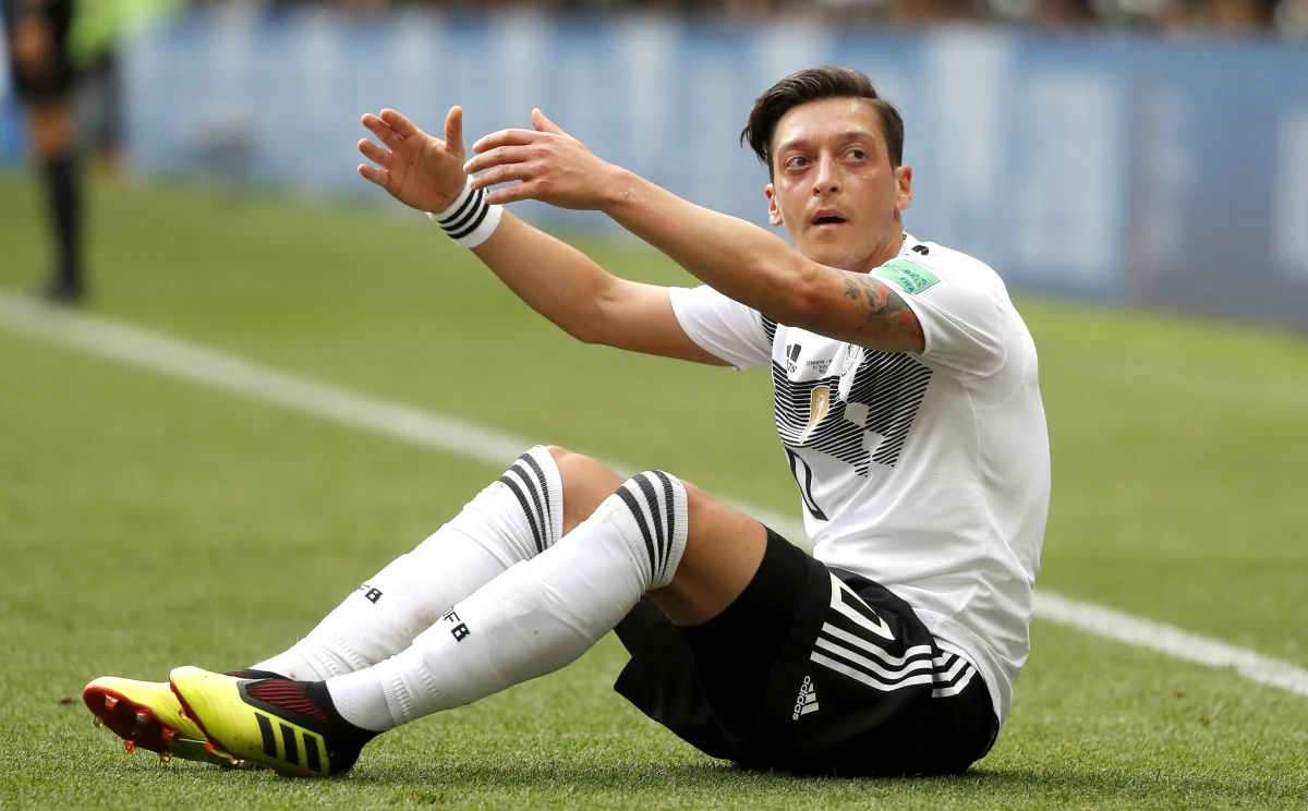Były piłkarz reprezentacji Niemiec Mesut Oezil, zawodnik tureckiego Basaksehir Stambuł, poinformował w mediach społecznościowych, że kończy karierę sportową ze skutkiem natychmiastowym.