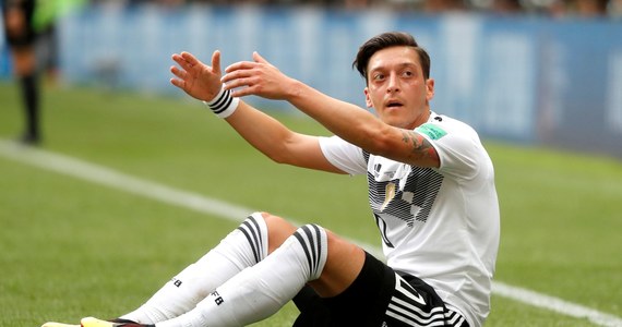 Były piłkarz reprezentacji Niemiec Mesut Oezil, zawodnik tureckiego Basaksehir Stambuł, poinformował w mediach społecznościowych, że kończy karierę sportową ze skutkiem natychmiastowym.