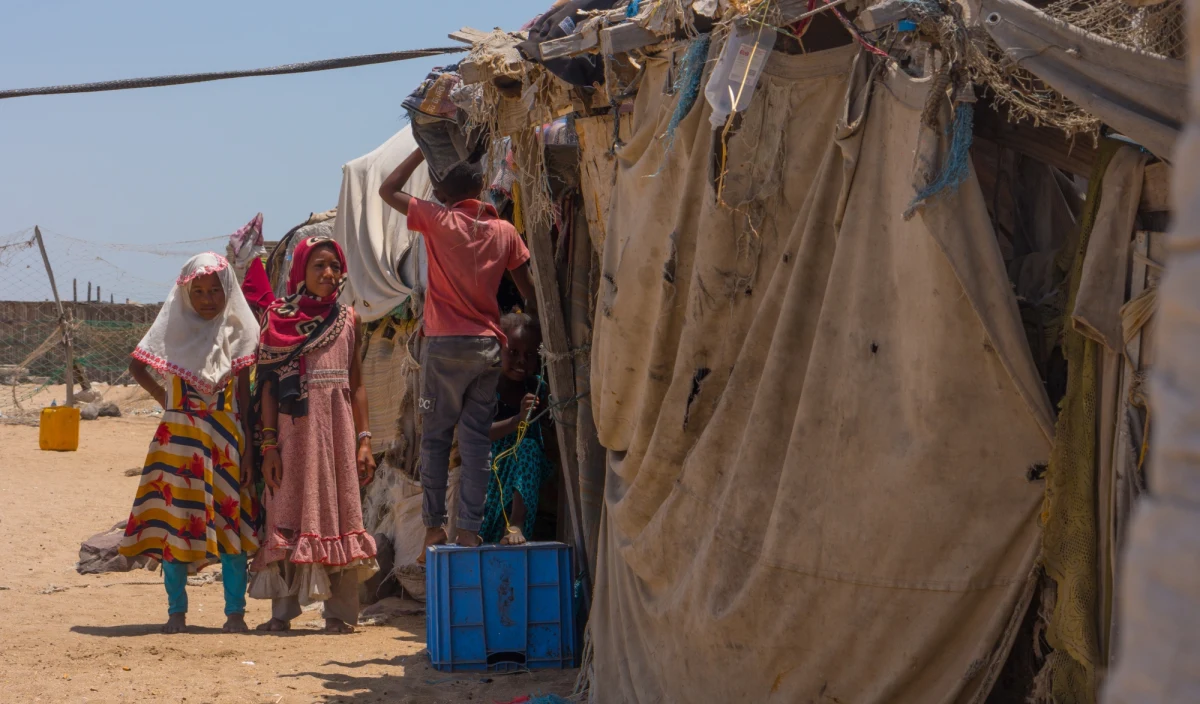 Po niedawnym porozumieniu zwaśnionych stron - sunnickiej Arabii Saudyjskiej i szyickiego Iranu - wielu ekspertów geopolitycznych dopatrywało się szansy na zakończenie trwającej od ośmiu lat wojny domowej w Jemenie. Przez wewnętrzne waśnie, brak importu (np. zboża) znacząco wzrosły ceny żywności, pogłębiając kryzys humanitarny w tym kraju. Choć po ubiegłorocznym zawieszeniu broni konflikt nie rozgorzał ponownie z wielką siłą, podziały wśród Jemeńczyków nadal są ogromne. Jak więc wyglądają szanse na zakończenie tego konfliktu z perspektywy Adenu, miasta na południu kraju? Dziennikarz RMF FM Mateusz Chłystun rozmawiał z przebywającym tam Polakiem, Radosławem Sterną.