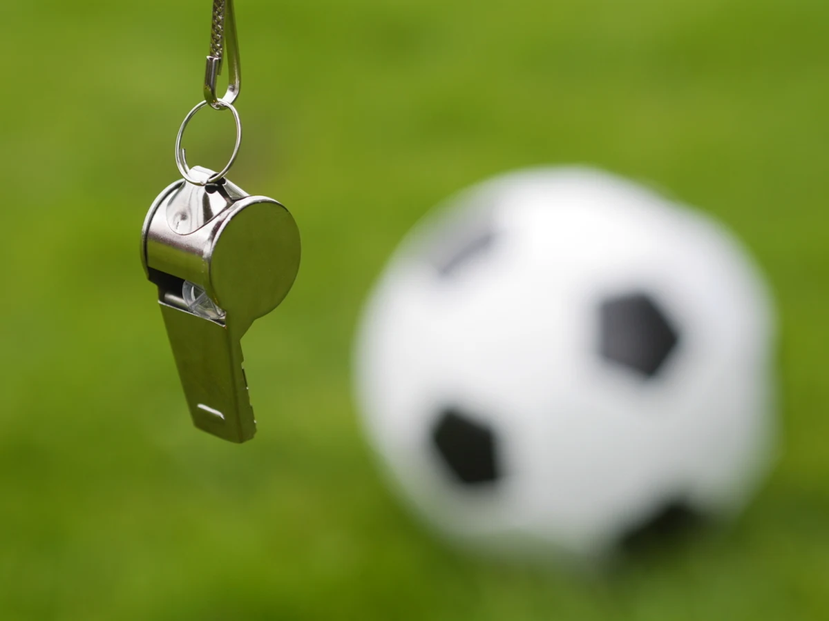 Nietypowe wskazówki otrzymali arbitrzy rozstrzygający w meczach najlepszej piłkarskiej ligi świata. Sędziowie w angielskiej Premier League otrzymali polecenie, by w trakcie ramadanu wprowadzać przerwy w grze. Ma to pomóc muzułmańskim zawodnikom łatwiej znieść czas postu - informuje Sky Sports News.