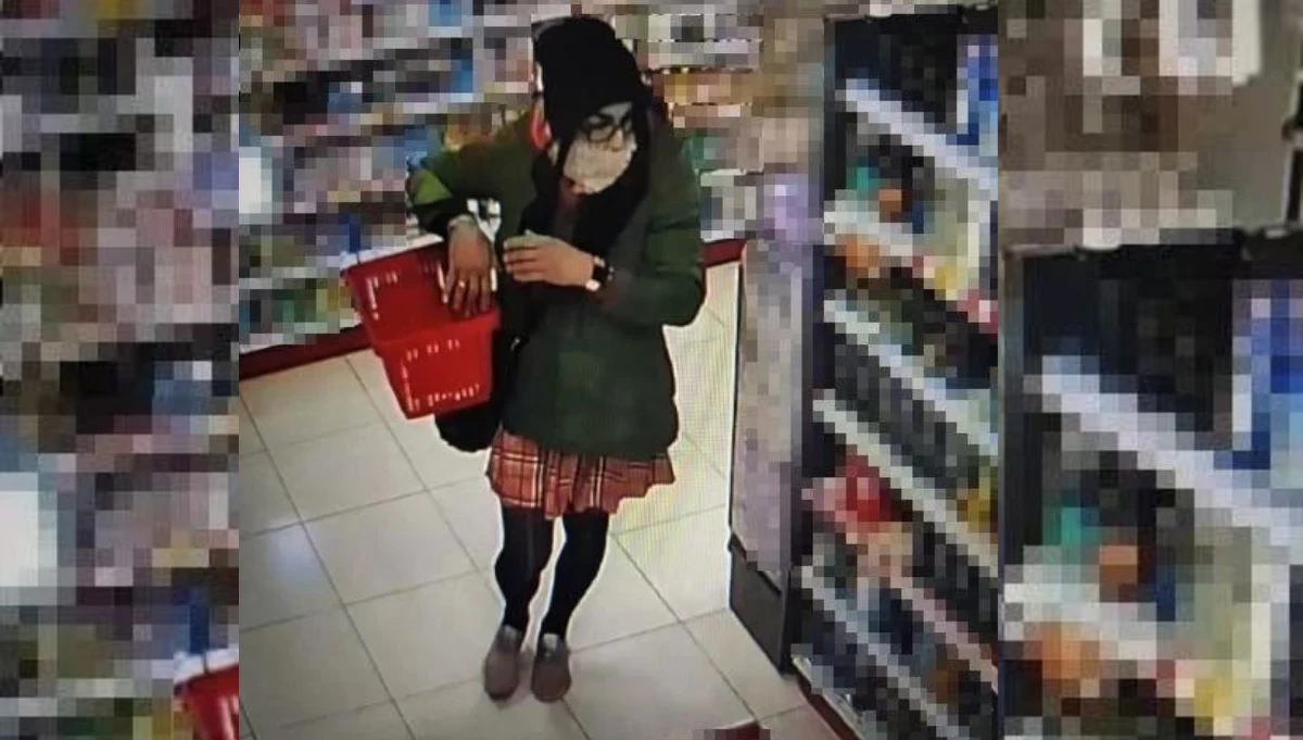 Policjanci ze Złotoryi (woj. dolnośląskie) zatrzymali 45-latka podejrzanego o kradzieże w sklepie z kosmetykami. Mężczyzna, aby ukryć swoją tożsamość, przebrał się za kobietę. Jego łupem padały kosmetyki i gadżety erotyczne. Mężczyzna trafił do policyjnego aresztu. 