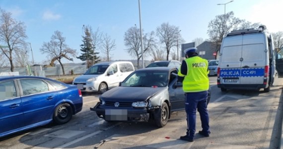 32-letni mężczyzna pod wpływem amfetaminy nie zatrzymał się do kontroli. W czasie ucieczki po ulicach Włocławka dopuścił się kilkunastu wykroczeń, w tym czterech kolizji. Dostał 111 punktów karnych i mandaty w łącznej wysokości 21 tys. zł. Odpowie także za liczne kradzieże. Film z pościgu za kierowcą udostępniła policja. 