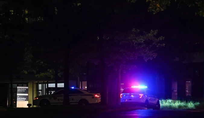 USA: Zawinął kobietę w koc i... zrzucił z balkonu na czwartym piętrze