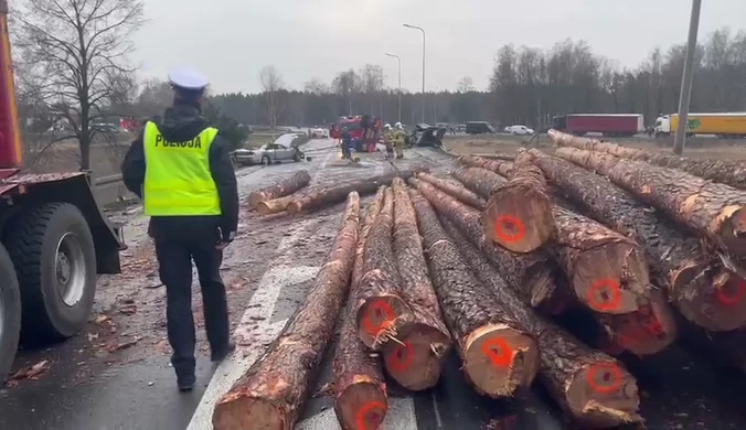 Drzewa spadły z ciężarówki na drodze. Osobowe auto sprasowane