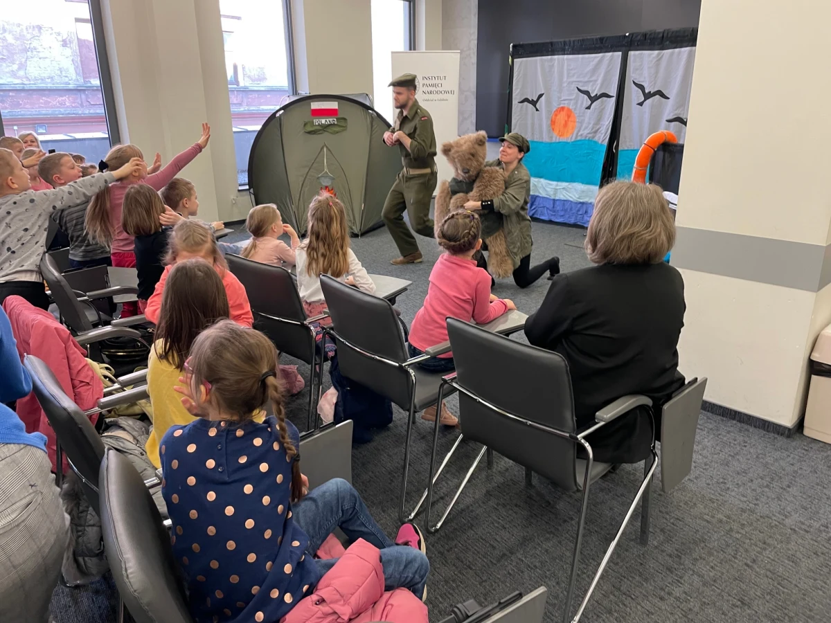 ​Historia Armii Andersa opowiedziana przez pryzmat losów misia Wojtka - to nowa propozycja IPN dla najmłodszych. 50 spektakli dla ponad 5 tys. dzieciaków z przedszkoli zorganizuje lubelski oddział IPN. Pierwszy z nich wystawiono dzisiaj w Lublinie.