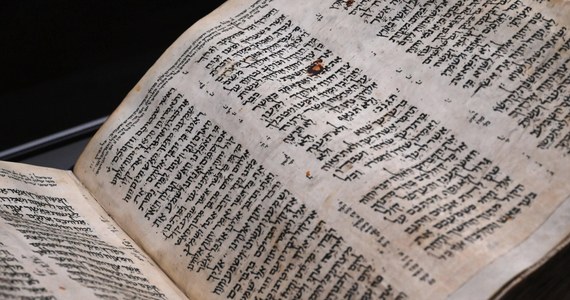 Jeden z najstarszych i najpełniejszych rękopisów Biblii Hebrajskiej można oglądać w muzeum w Tel Awiwie. Za tydzień Kodeks Sassoona powędruje do USA, gdzie zostanie w maju sprzedany na aukcji w Nowym Jorku.