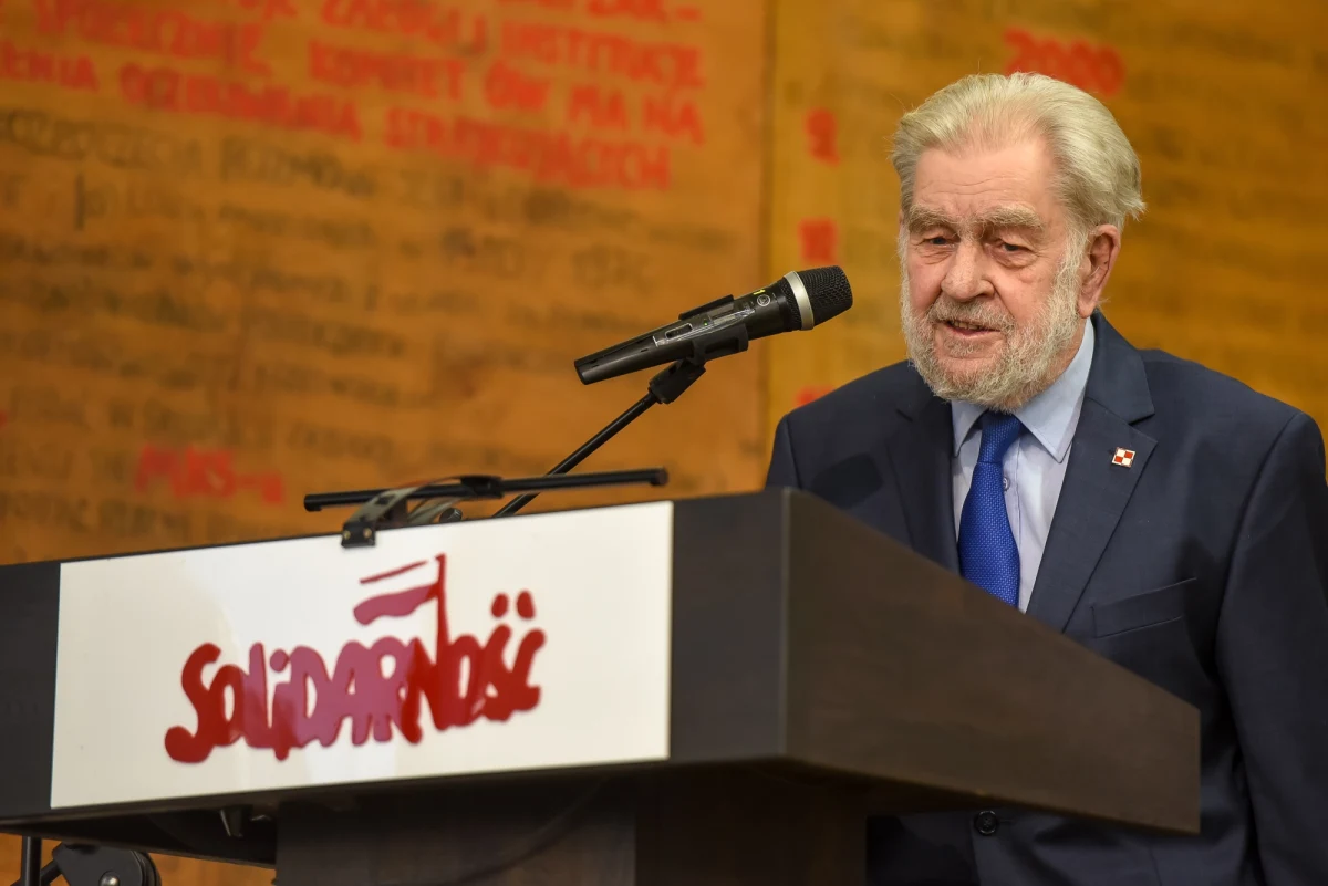 1,3 mln zł zadośćuczynienia i odszkodowania za aresztowanie w latach 80-tych przyznał w środę Sąd Najwyższy byłemu działaczowi opozycji antykomunistycznej Andrzejowi Gwieździe. Tym samym SN o ponad 350 tys. zł podwyższył kwotę zadośćuczynienia zasądzonego wcześniej przez wojskowy sąd okręgowy.