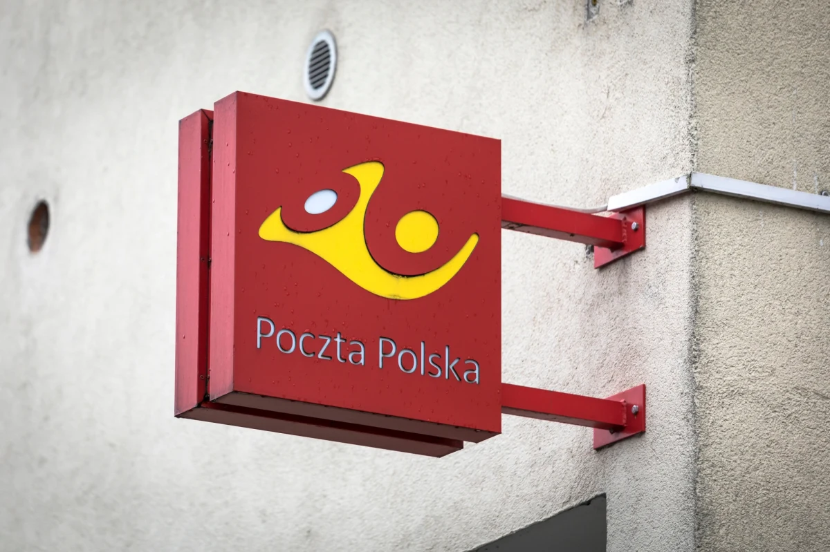 Zamaskowany mężczyzna napadł na placówkę pocztową na wrocławskim Szczepinie. Nie wiadomo, co padło jego łupem. Trwa policyjna obława za napastnikiem.

