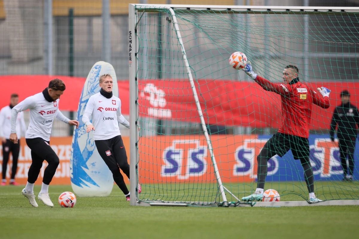 „Szatnia powinna być zamknięta. I to, co się tam dzieje, nie jest do pokazywania. W szatni mogą się zadziać różne rzeczy. Niejednokrotnie sam przeżywałem łapanie się za gardła i wyzwiska, ale też te dobre chwile, radości i dyskusje. To wszystko zostawało. Nie wszystko jest na sprzedaż" – mówił w Radiu RMF24 Roman Kosecki, był reprezentant Polski pytany przez Piotra Salaka o nowe reguły i ciszę medialną, którą zarządził selekcjoner Fernando Santos przed meczem reprezentacji Polski z Czechami. Spotkaniem w Pradze Polacy rozpoczną eliminacje EURO 2024. W poniedziałek natomiast zagrają z Albanią na PGE Narodowym. 