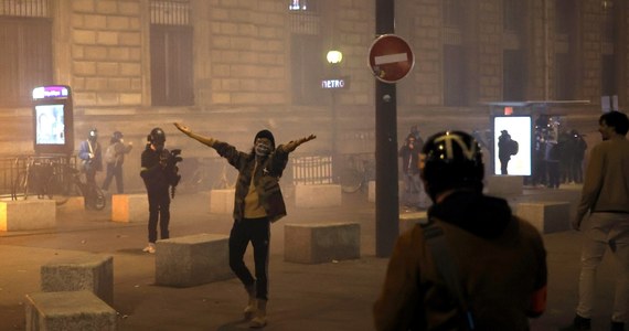 Środowe wystąpienie telewizyjne prezydenta Emmanuela Macrona w sprawie reformy emerytalnej nie uspokoiło nastrojów w społeczeństwie. W różnych miastach Francji trwają demonstracje. W niektórych z nich dochodzi do starć protestujących z policją.