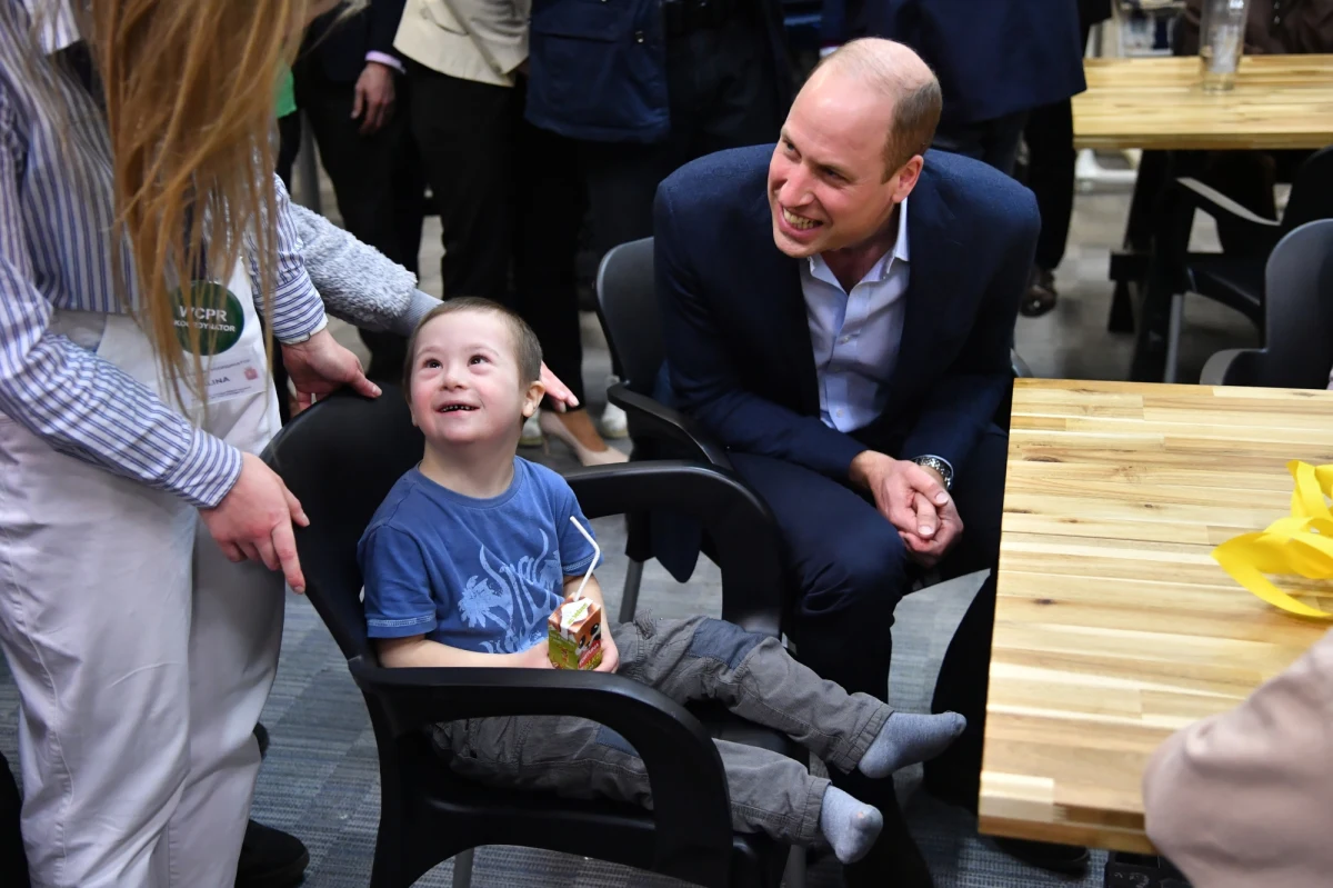 Książę Walii William, który przyjechał z niespodziewaną wizytą do Polski, odwiedził w środę wieczorem punkt pobytowy dla uchodźców z Ukrainy w Warszawie. Brytyjskiemu następcy tronu towarzyszył prezydent stolicy Rafał Trzaskowski. Wczesniej książę William spotkał się w Rzeszowie z służącymi tam żołnierzami polskich i brytyjskich sił zbrojnych.