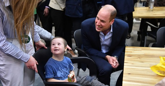 Książę Walii William, który przyjechał z niespodziewaną wizytą do Polski, odwiedził w środę wieczorem punkt pobytowy dla uchodźców z Ukrainy w Warszawie. Brytyjskiemu następcy tronu towarzyszył prezydent stolicy Rafał Trzaskowski. Wczesniej książę William spotkał się w Rzeszowie z służącymi tam żołnierzami polskich i brytyjskich sił zbrojnych.