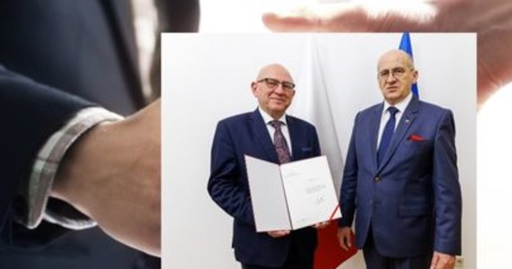 Szef MSZ Zbigniew Rau wręczył nominację ambasadorską Krzysztofowi Grzelczykowi. Zostanie on nowym ambasadorem nadzwyczajnym i pełnomocnym RP w Republice Macedonii Północnej - poinformował resort dyplomacji.