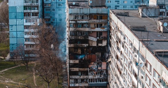 Jedna osoba zginęła, 25 zostało rannych. Zniszczonych zostało 300 mieszkań w 14 budynkach. To najnowszy tragiczny bilans wczorajszego rosyjskiego ostrzału Zaporoża na południu Ukrainy. 