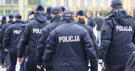 W policji nieobsadzonych jest prawie 13 tys. etatów. Niedobory są rekordowe i zagrażają bezpieczeństwu - pisze "Rzeczpospolita".