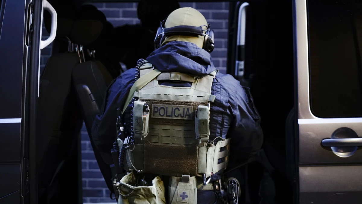 Policjanci z Gdańska zatrzymali dwie osoby podejrzane o udział w zorganizowanej grupie przestępczej. Zajmowała się ona handlem kokainą z Holandii. Zatrzymani na terenie województwa pomorskiego wprowadzili do obrotu blisko 100 kg środków odurzających oraz substancji psychotropowych. Łączna czarnorynkowa wartość wprowadzonych do obrotu środków to blisko 6,5 mln zł. Jak informują policjanci, sprawa jest rozwojowa. Planowane są kolejne zatrzymania. 