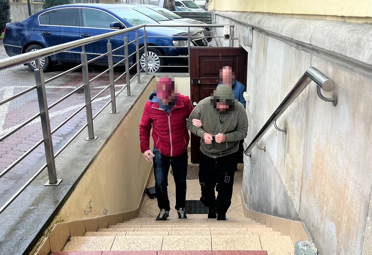 Warszawscy policjanci zatrzymali obywatela Ukrainy poszukiwanego przez Interpol za udział w zorganizowanej grupie przestępczej zajmującej się przemytem osób z Ukrainy do Polski i dalej na zachód. Zgodnie z ukraińskim kodeksem karnym 33-latkowi grozi 9 lat pozbawienia wolności.