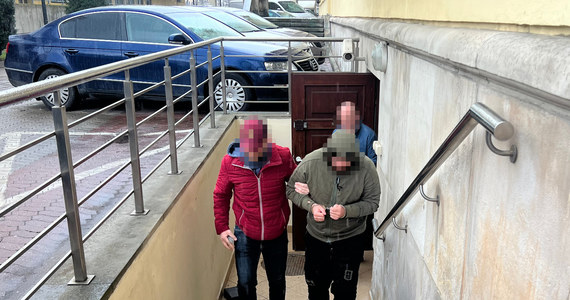 Warszawscy policjanci zatrzymali obywatela Ukrainy poszukiwanego przez Interpol za udział w zorganizowanej grupie przestępczej zajmującej się przemytem osób z Ukrainy do Polski i dalej na zachód. Zgodnie z ukraińskim kodeksem karnym 33-latkowi grozi 9 lat pozbawienia wolności.