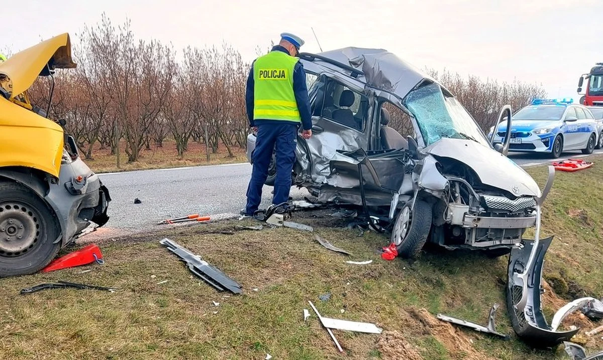 Dwie osoby zginęły w wypadku, do którego doszło na drodze wojewódzkiej 725 w Wólce Lesiewskiej (woj. łódzkie). Toyota Yaris zderzyła się tam z Volkswagenem Transporterem. 