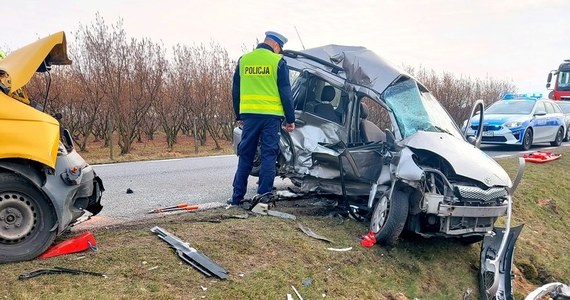 Dwie osoby zginęły w wypadku, do którego doszło na drodze wojewódzkiej 725 w Wólce Lesiewskiej (woj. łódzkie). Toyota Yaris zderzyła się tam z Volkswagenem Transporterem. 