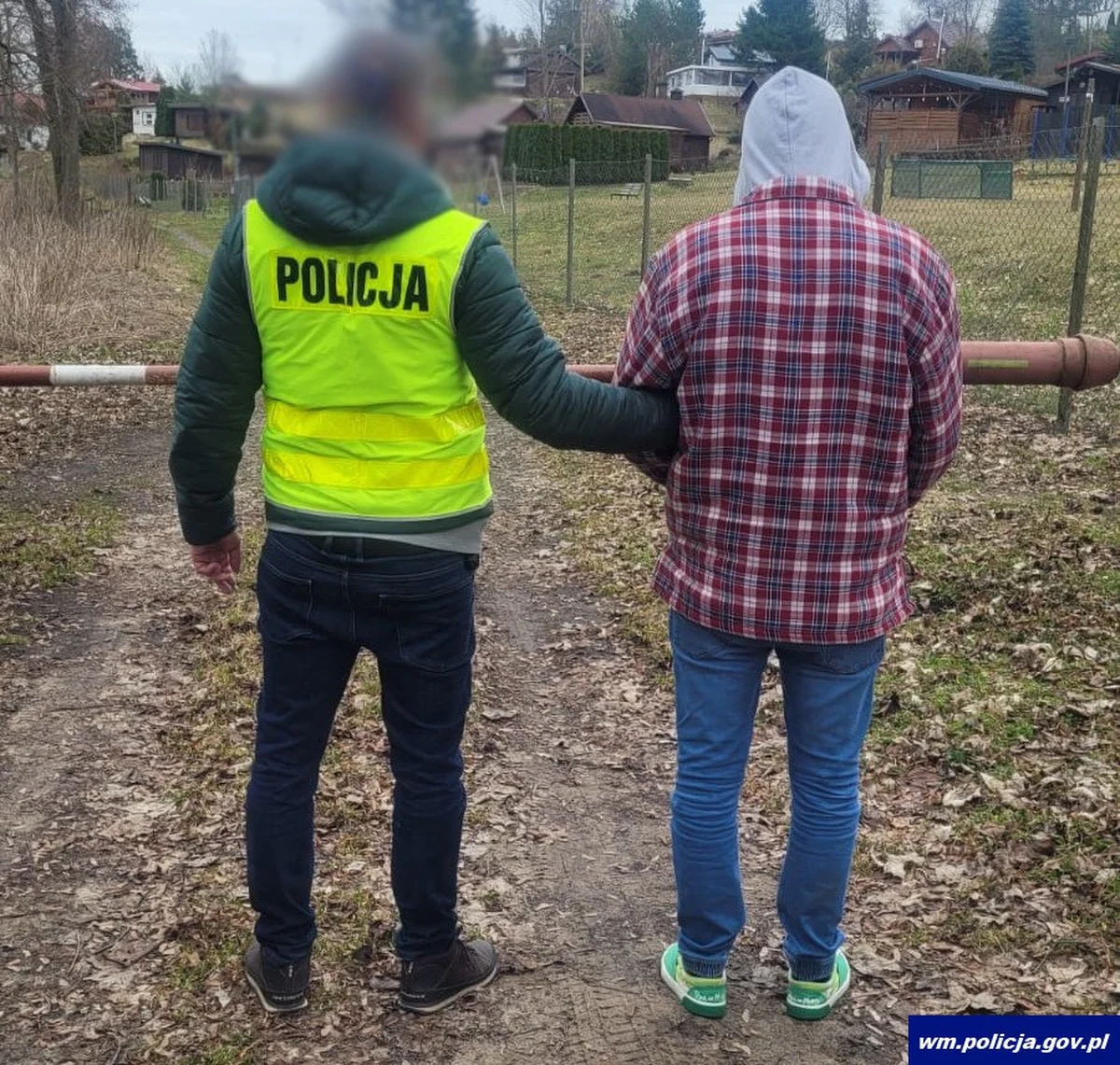 Policjanci z Dywit (woj. warmińsko-mazurskie) zatrzymali 47-latka podejrzanego o podpalenie domków letniskowych. Pokrzywdzeni wartość strat wycenili na prawie 300 tysięcy złotych. Mężczyzna już usłyszał zarzuty. Grozi mu do 10 lat więzienia. 