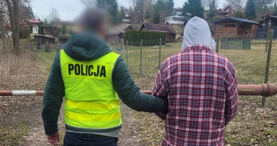 Policjanci z Dywit (woj. warmińsko-mazurskie) zatrzymali 47-latka podejrzanego o podpalenie domków letniskowych. Pokrzywdzeni wartość strat wycenili na prawie 300 tysięcy złotych. Mężczyzna już usłyszał zarzuty. Grozi mu do 10 lat więzienia. 