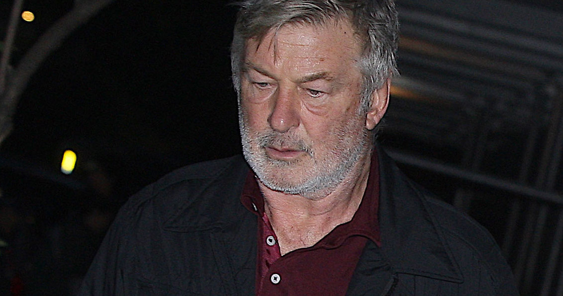 Na początku tego roku Alec Baldwin został formalnie oskarżony przez prokuraturę Nowego Meksyku o nieumyślne spowodowanie śmierci operatorki filmowej Halyny Hutchins. Teraz prawnicy gwiazdora przystąpili do kontrofensywy. Złożyli właśnie zażalenie na zajmujące się jego sprawą prokuratorki, których wypowiedzi miały rzekomo naruszać zasady etyki zawodowej. "To postępowanie złamało konstytucyjne prawo pana Baldwina do sprawiedliwego procesu" - przekonują obrońcy aktora.